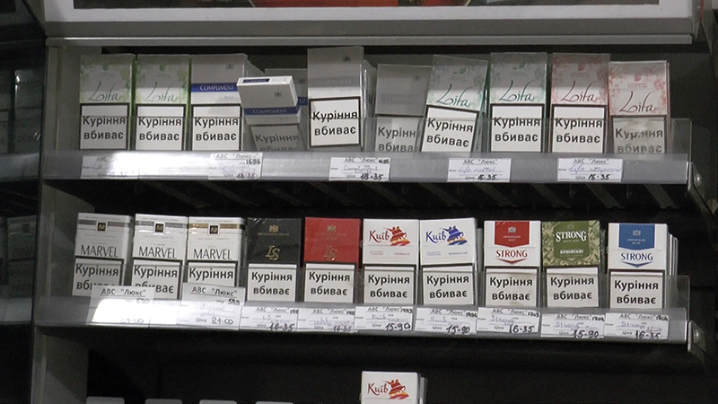 Закарпатським курцям доводиться шукати заміну звичним маркам сигарет (ВІДЕО)