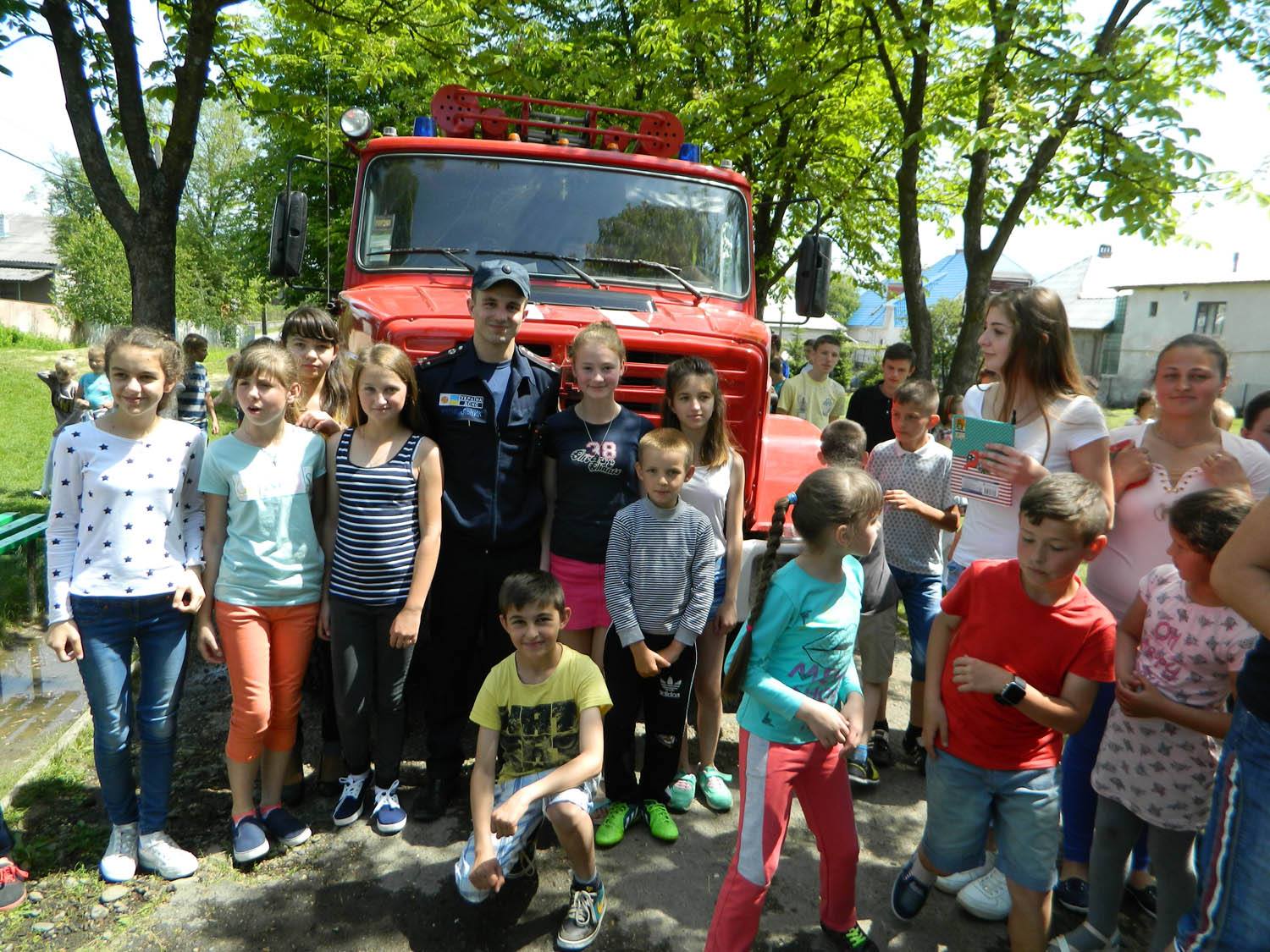 Іршавських школярів рятувальники навчали правилам безпеки