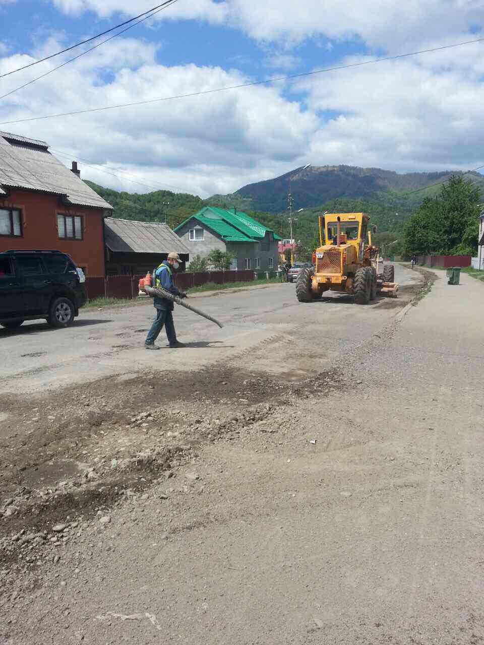 На Закарпатті почали активно ремонтувати дороги