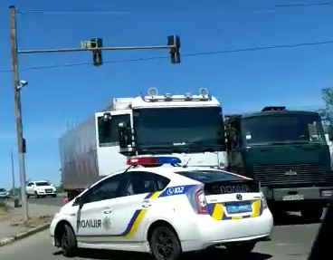 На мосту в Мукачеві не розійшлись вантажівки (ВІДЕО)