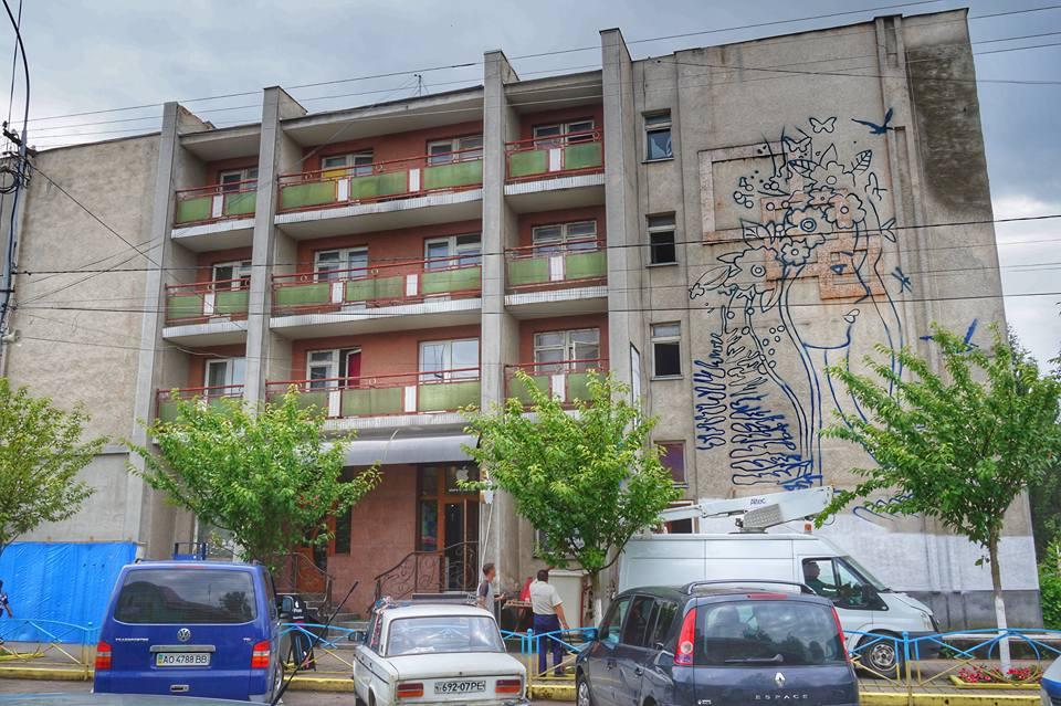 Тячівський "мурал" малюють київські художники