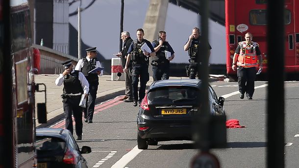 Жахливий теракт в центрі Лондона: автомобіль скоїв наїзд на пішоходів