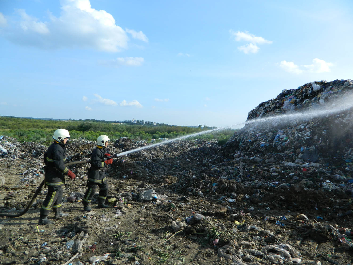 На Іршавщині знову спалахнуло сміттєзвалище
