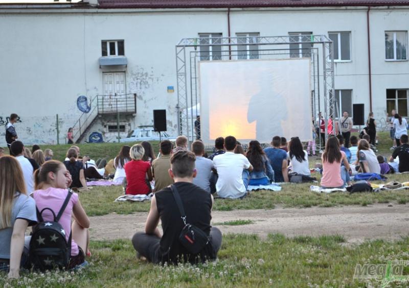 Флешмоб та кінопоказ просто неба влаштували в Ужгороді