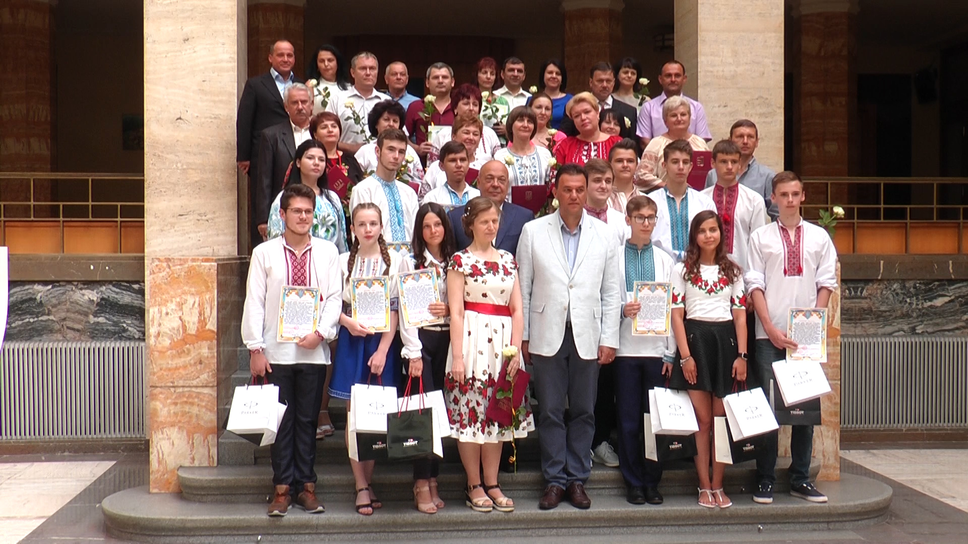 Кращі випускники шкіл Закарпаття зібрались у Закарпатській облдержадміністрації (ВІДЕО)