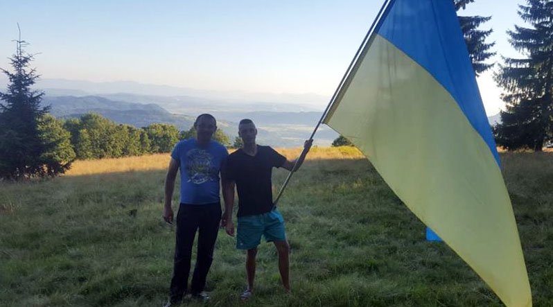 На Хустщині біля підніжжя гори Менчул встановлено величезний прапор України