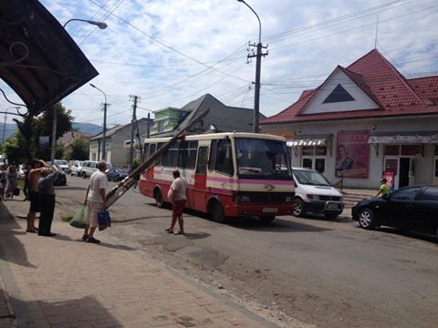 У Сваляві стовп упав на рейсовий автобус "Розтока - Мукачево"