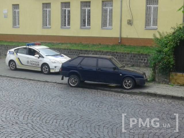 У Мукачеві "дев’ятка" влетіла в огорожу: водій з місця ДТП втік, кинувши розтрощений автомобіль (ФОТО)