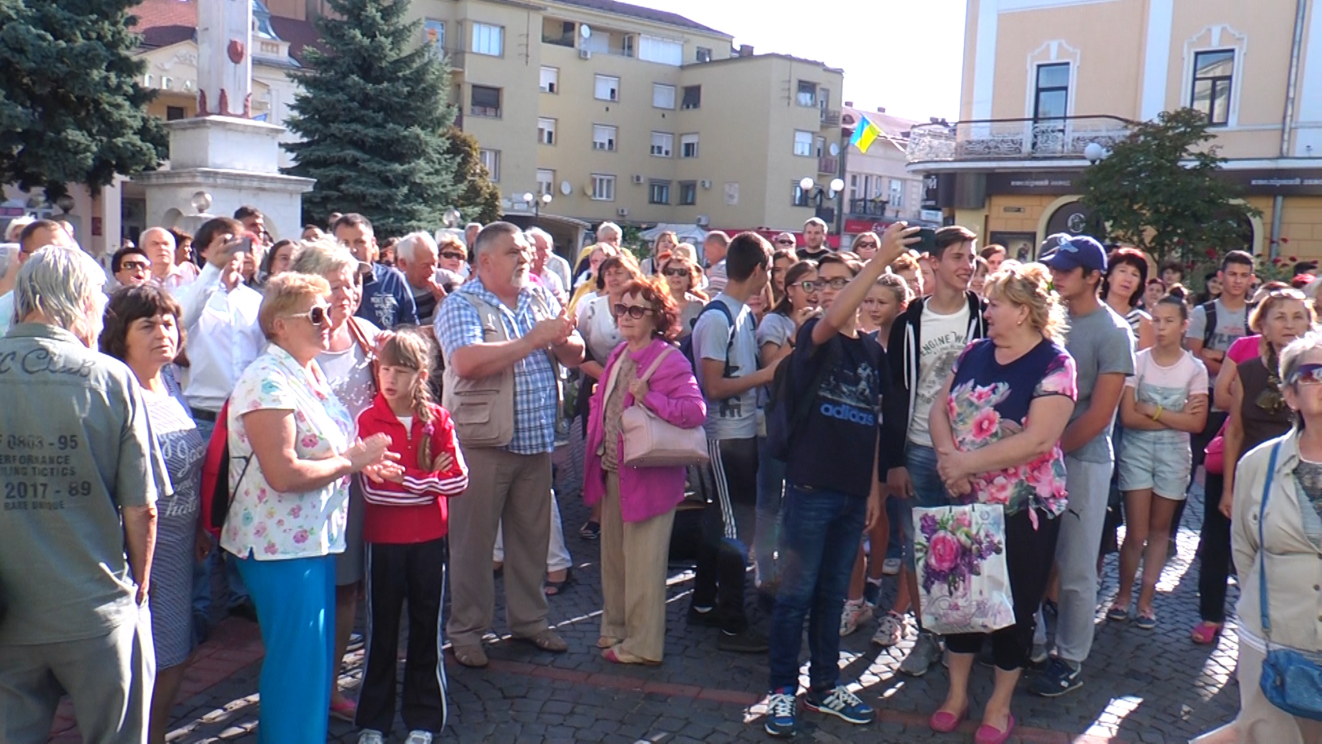 Близько сотні людей зібрались під стінами Мукачівської ратуші