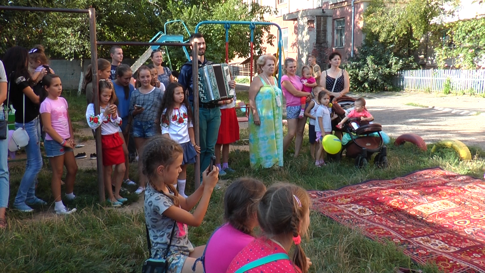 В Мукачеві діти самотужки влаштували у дворі концерт (ВІДЕО)