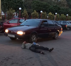 В Ужгороді п’яний чоловік впав під колеса легковика (ВІДЕО)
