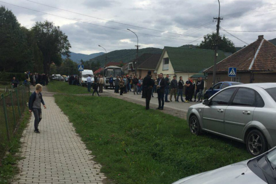 На Свалявщині місцеві мешканці перекрили центральну дорогу місцевого значення