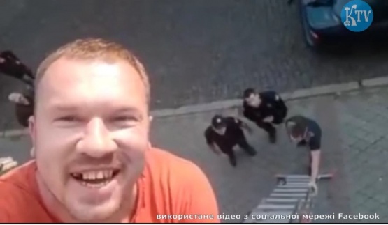 Муніціпальна міліція VS Креативний рекламщик в Мукачево. Відео від І-ї особи (ВІДЕО)