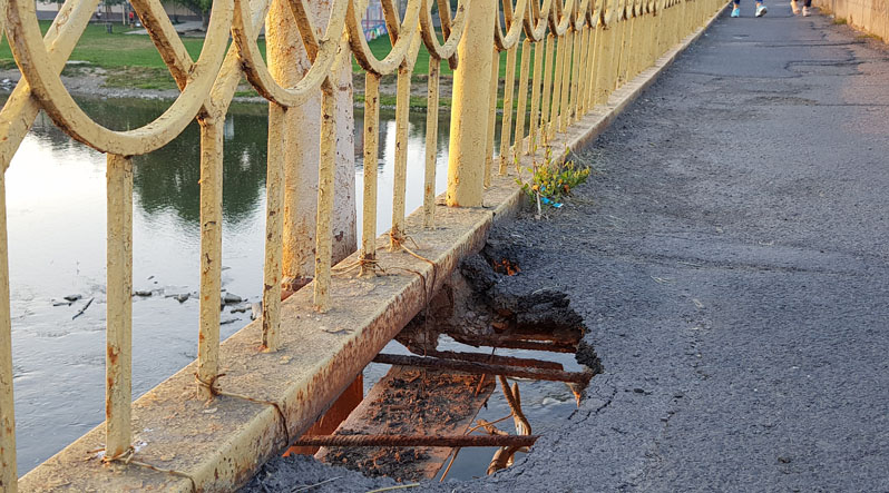 На мосту в Мукачеві з’явилася прірва