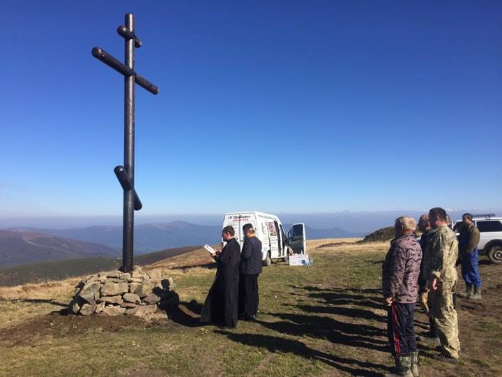 На Полонині “Руна” на місці вандально зрубленого, встановлено новий Поклонний Хрест