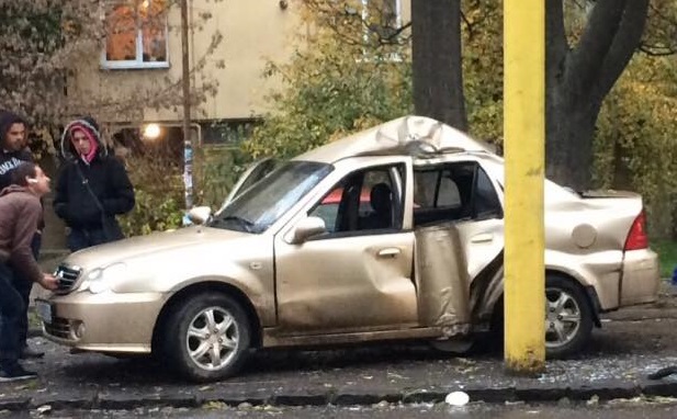Аномальне ДТП:в Ужгороді авто дивним чином врізалось у стовп