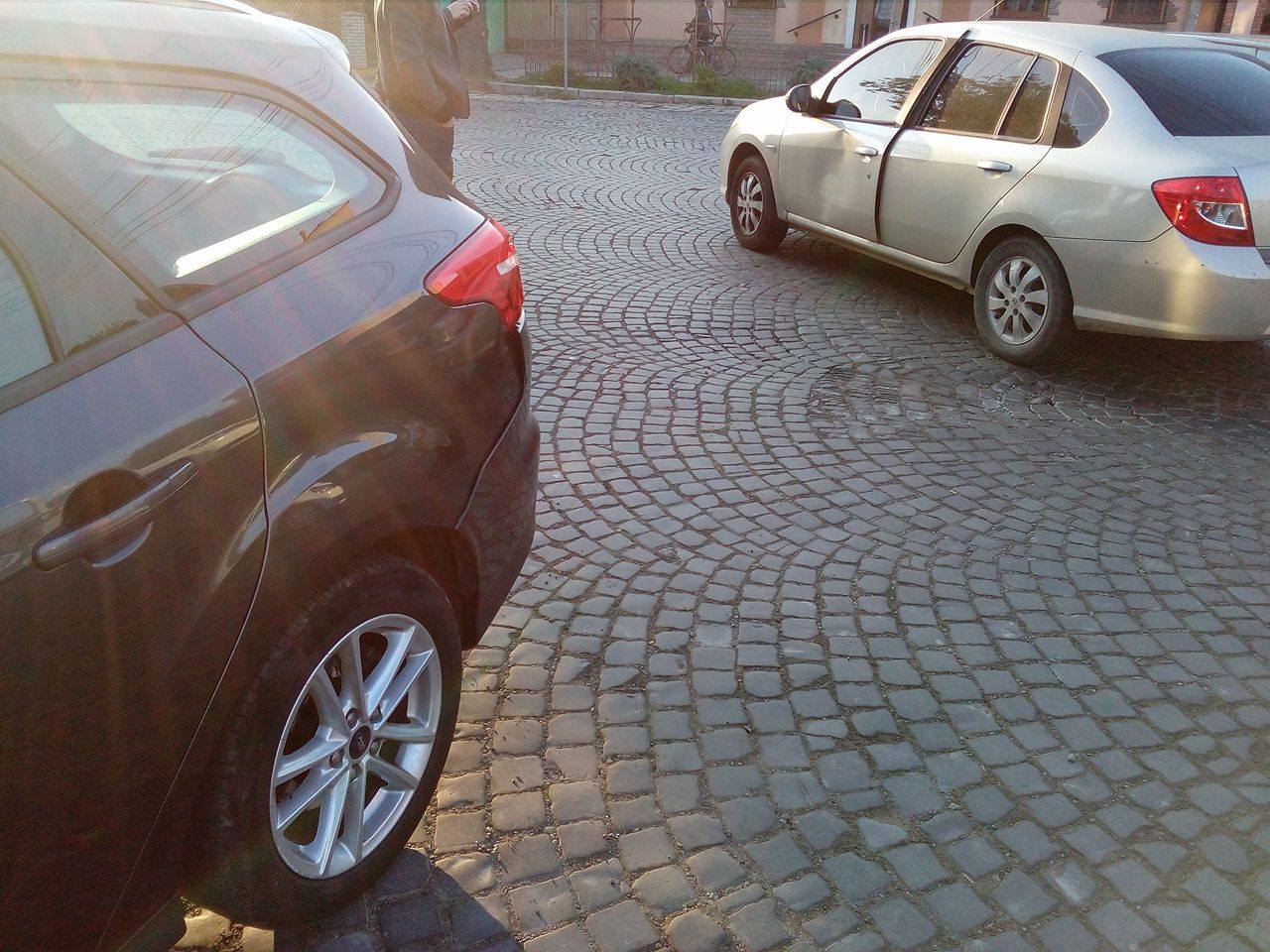 Ранкова ДТП у Мукачеві - Форд не помітив Рено.