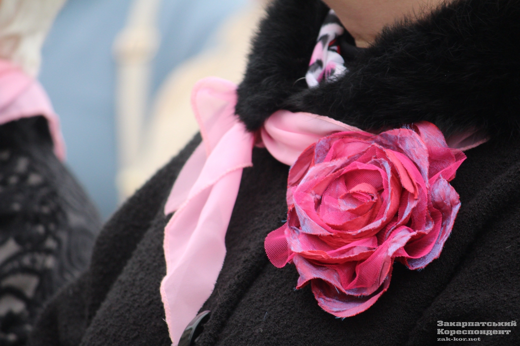 В Ужгороді жінки, які побороли рак, вийшли на акцію «День рожевої стрічки»