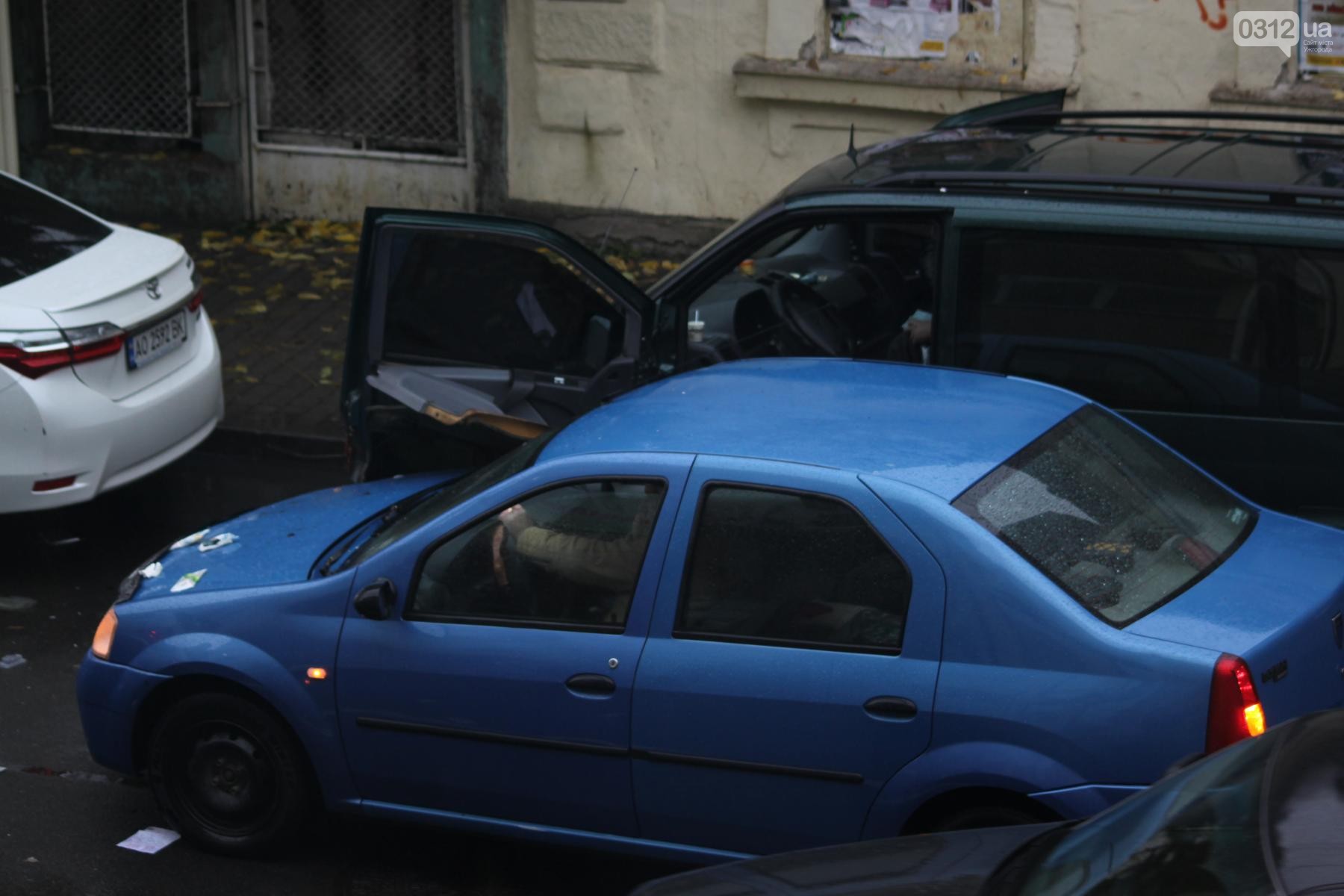 В Ужгороді водій "Дачії" на швидкості "зніс" дверцята мікроавтобуса