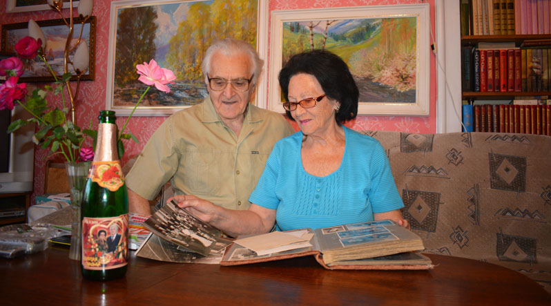 Ужгородська пара, яка вже майже 70 років разом, досі гуляє набережними, тримаючись за руки