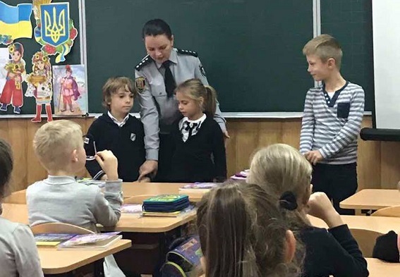Учні другого класу ужгородської спеціалізованої загальноосвітньої школи № 1 разом з поліцейськими вивчали основні права дитини