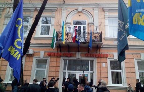Угорщина закликала Київ відреагувати на зірваний прапор з мерії Берегова