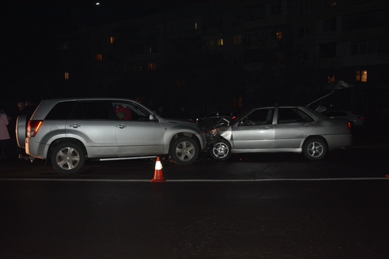 Поліція Закарпатя: встановлюються обставини аварії у Мукачеві, в результаті якої одна людина загинула, двоє - доставлені до лікарні
