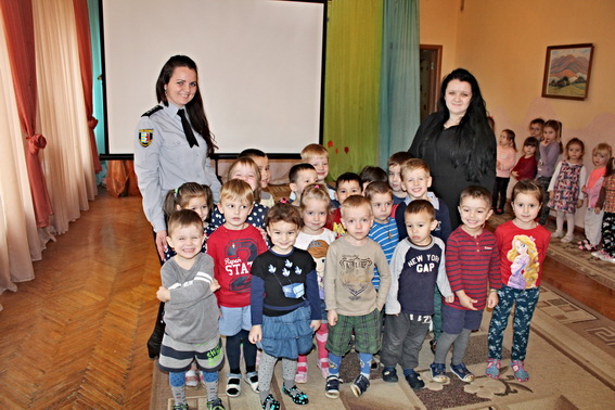 "Дитяча" поліція Закарпаття навідалася до Ужгородських дошкільнят (фото)