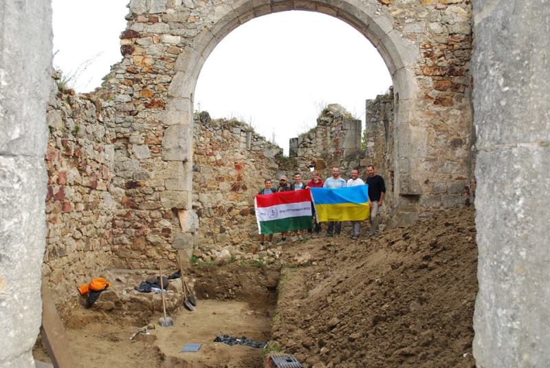 Археологи УжНУ цього року знову проводили розкопки середньовічного костелу в Мужієві