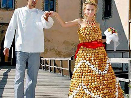 Закарпатський кондитер подарував своїй нареченій солодку весільну сукню