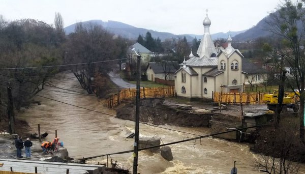 Велика вода може знести церкву у Сваляві