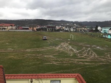 На Тячівщині в селі Грушево стадіон місцеві довели до жахливого стану (ФОТО)