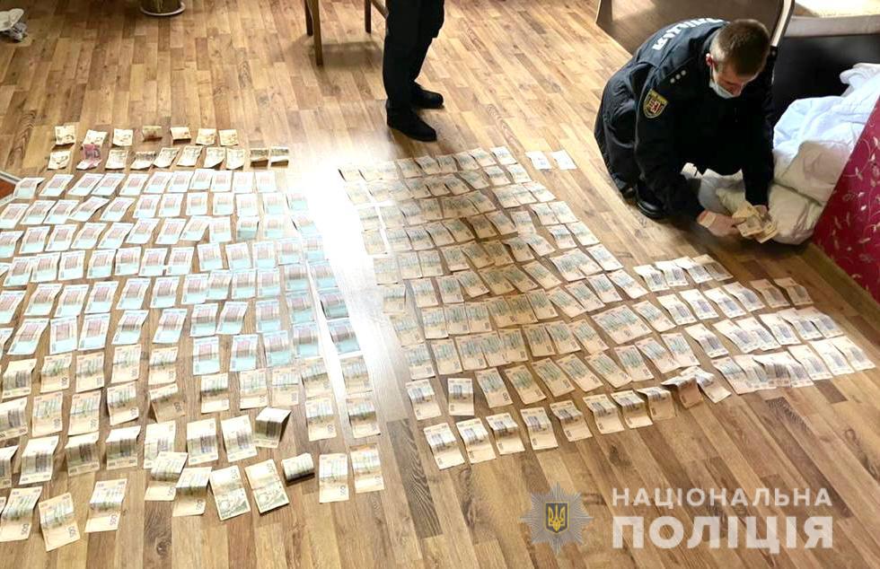 300 тисяч гривень: двоє зловмисників вчинили напад на підприємство в Мукачеві (ФОТО, ВІДЕО)