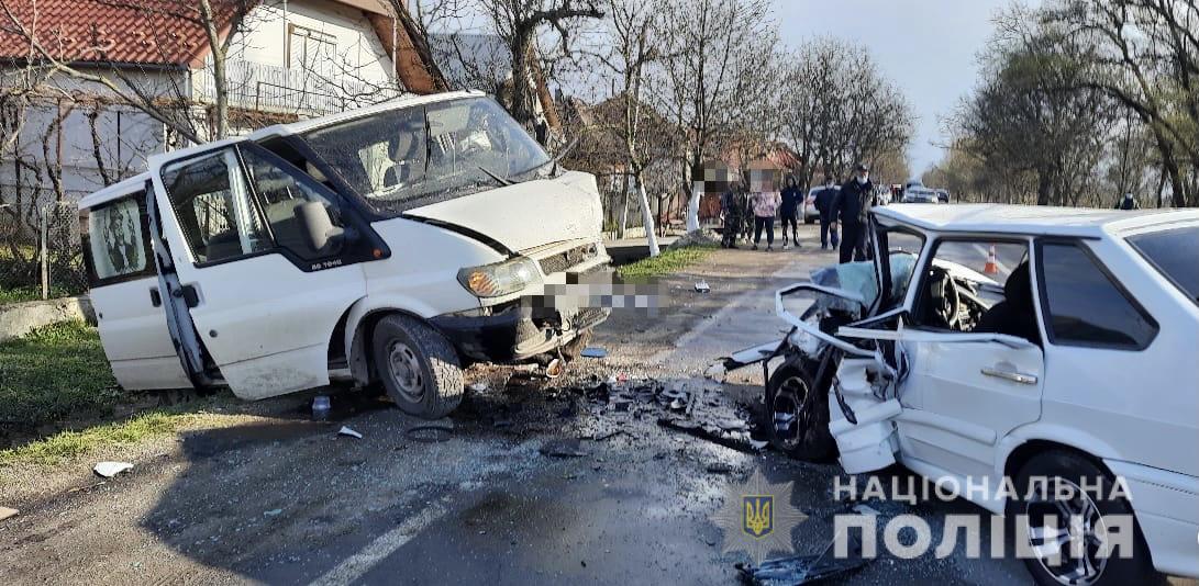 Одна людина загинула та троє травмованих: подробиці аварії на Берегівщині за участі мікроавтобусу (ФОТО)