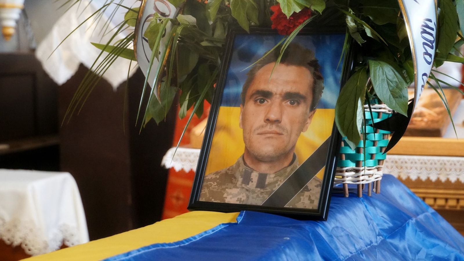 Мукачево прощається з полеглим Героєм Михайлом Ярошем