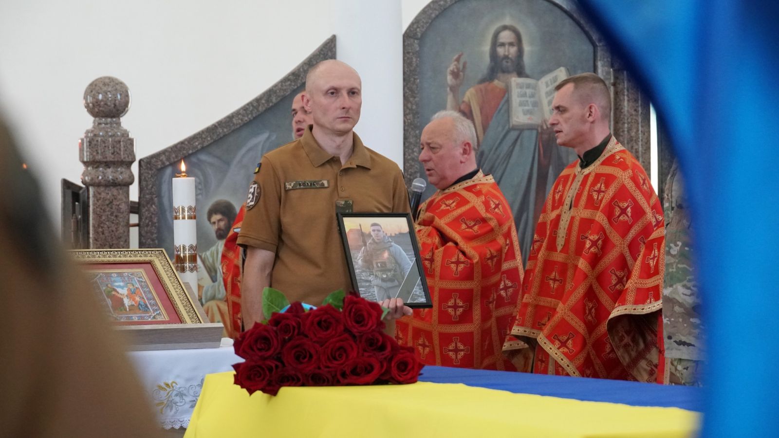 У Мукачеві попрощалися з полеглим Героєм 20-річним Денисом Білим