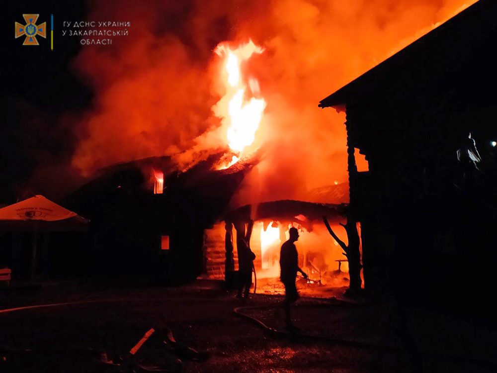 На Закарпатті виникла масштабна пожежа на території бази відпочинку: подробиці від вогнеборців (ФОТО)