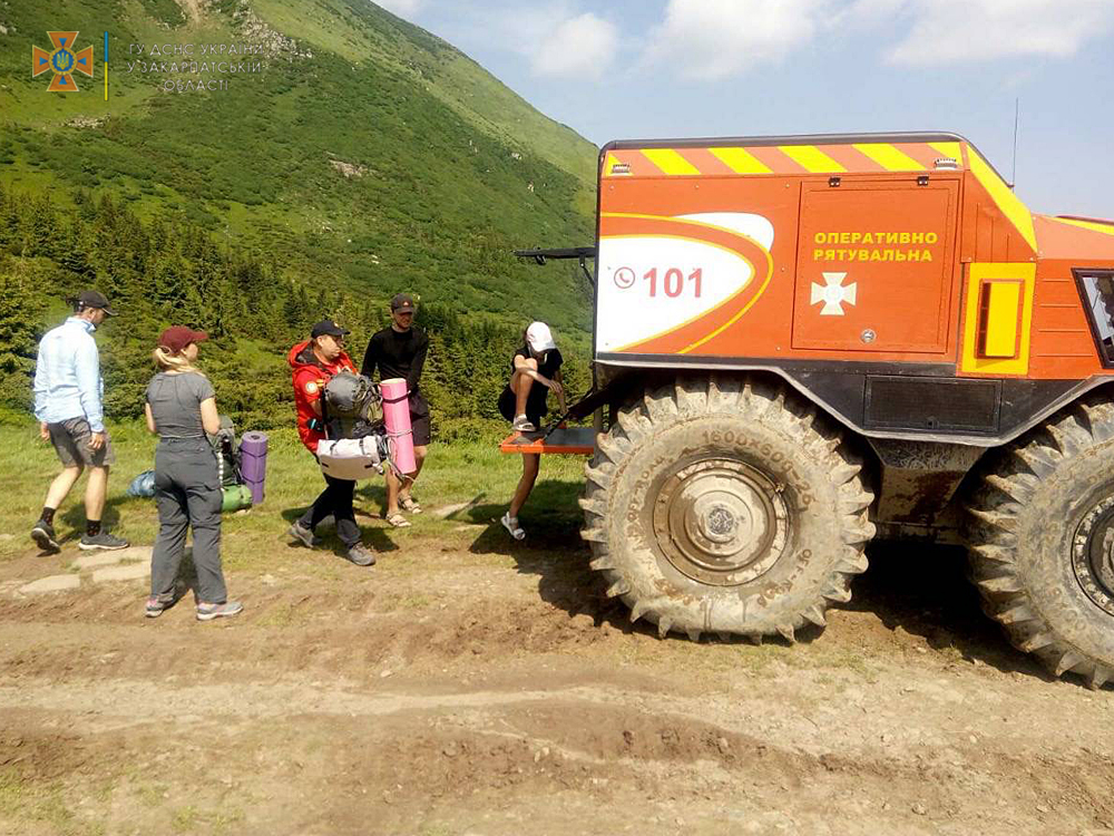 Гірська спецоперація: надзвичайники розповіли деталі порятунку столичного туриста в горах на Закарпатті (ФОТО)