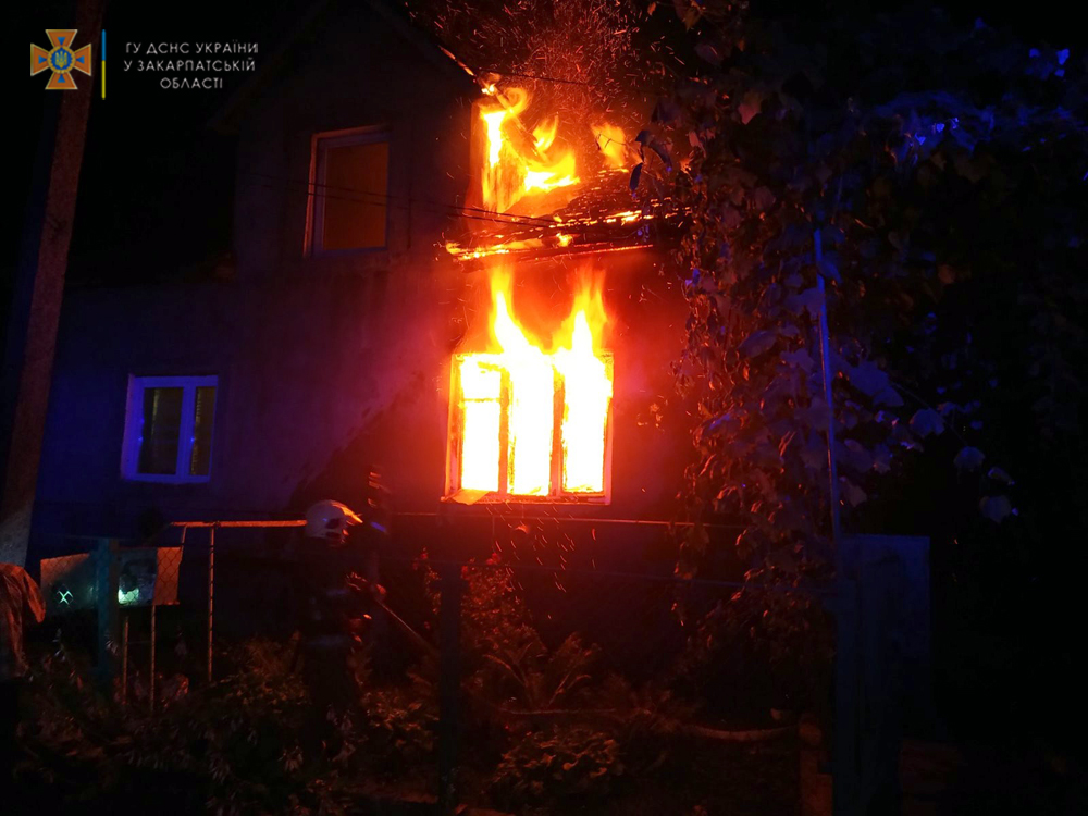 В будинку перебувала родина: подробиці вечірньої пожежі на Берегівщині (ФОТО)