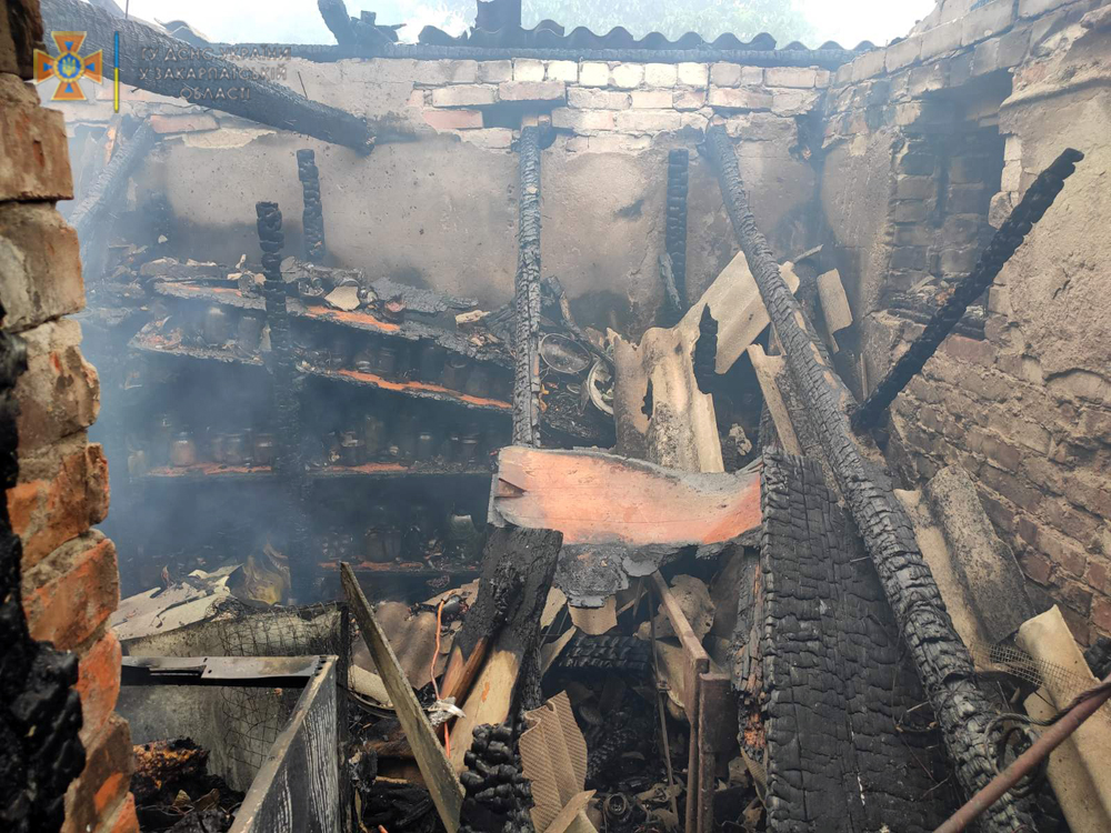На Ужгородщині рятувальники ліквідували масштабну пожежу на території приватного господарства (ФОТО)
