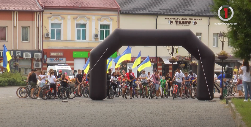 Святковий велопробіг та концерт: Хуст відзначив 30-річчя незалежності України (ВІДЕО)