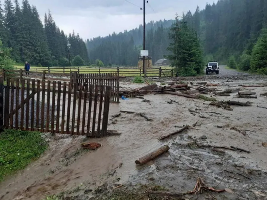 Негода на Закарпатті: гірський потік пошкодив дорогу та обмежив сполучення з житловими будинками