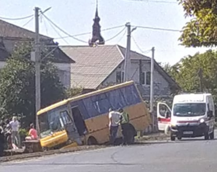 На місце прибула швидка: на Ужгородщині ДТП за участі пасажирського автобусу (ФОТО)