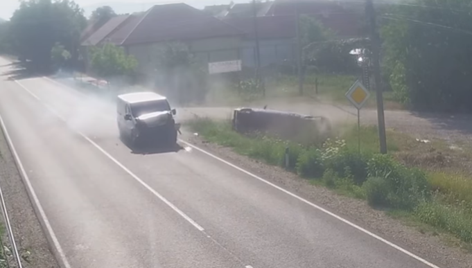 Друга за день моторошна ДТП трапилася у Виноградові: автомобіль від удару перекинувся в кювет (ВІДЕО)