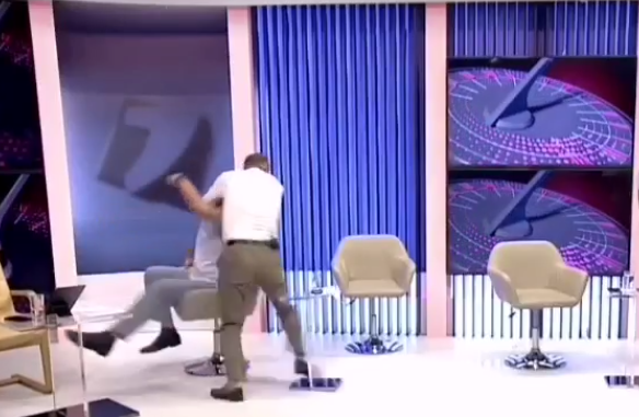 Радник президента Молдавії побився з колишнім заступником міністра в ефірі телеканалу (ВІДЕО)