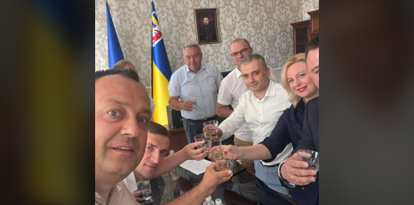Звільнений Шекета, претендент на звільнення Ман та інші депутати влаштували алко-вечірку під час засідання облради (ФОТО)