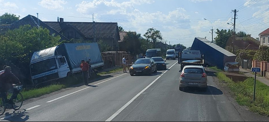 На місці працює швидка: на Мукачівщині аварія за участі двох вантажівок (ФОТО, ВІДЕО)