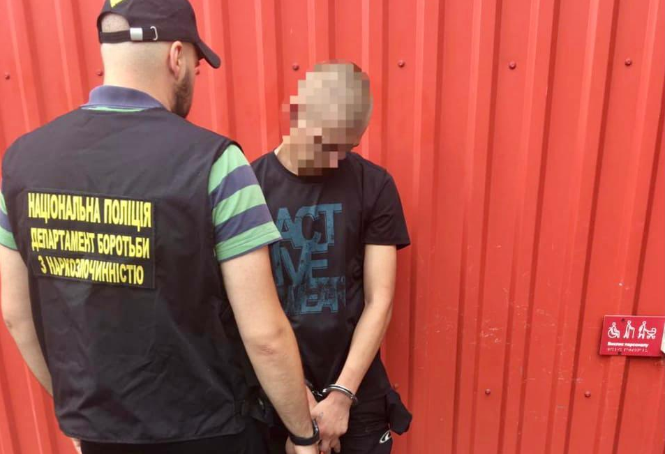 Наркотиків на сотні тисяч: в Ужгороді затримали вже раніше судимого чоловіка (ФОТО)