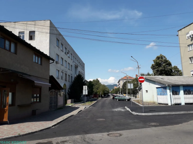 У Мукачеві зробили проїзною вулицю, яка десятиліттями була перекрита стіною (ФОТО)