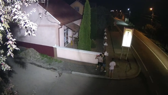 Акт вандалізму на Тячівщині: вночі на камери потрапили молодики, які руйнували все на своєму шляху (ВІДЕО)